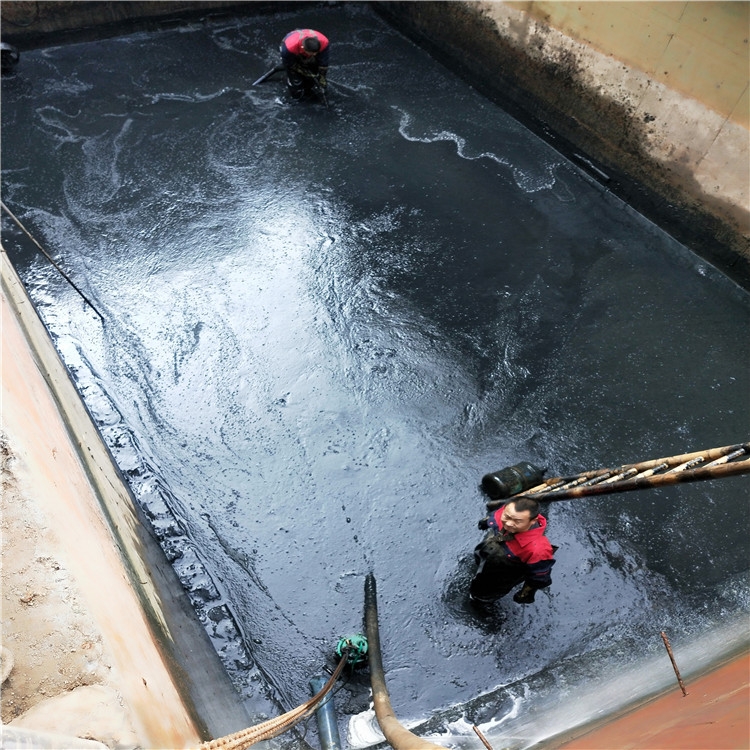 东方华侨农场废水池清理