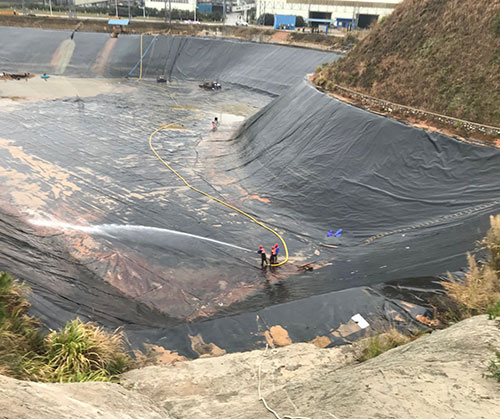 东方华侨农场废水池清理