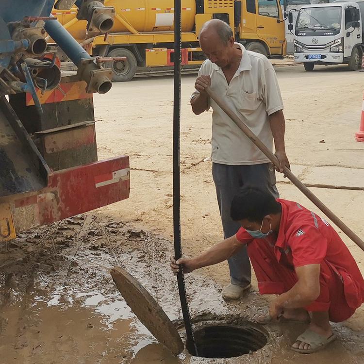 东方华侨农场雨水管道清淤