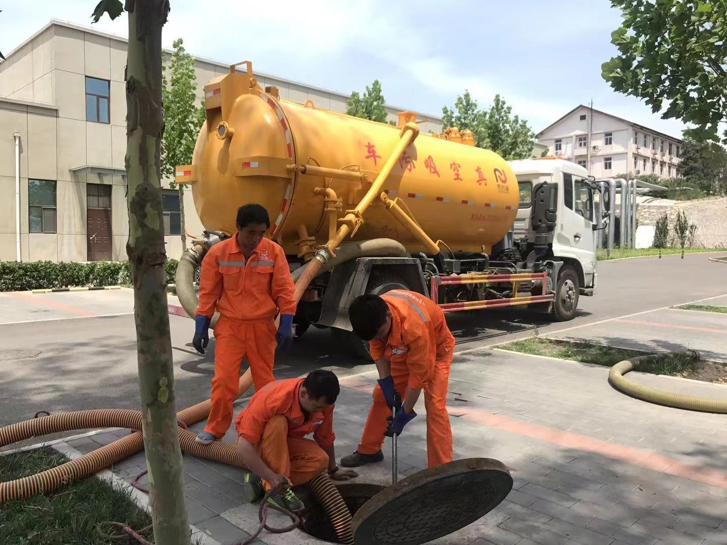 东方华侨农场管道疏通车停在窨井附近