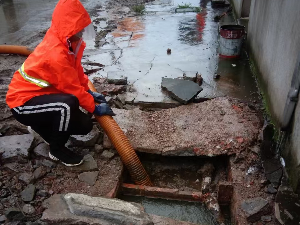 东方华侨农场专业清理污水池 炜誉市政以规范流程守护城市 “肠道”