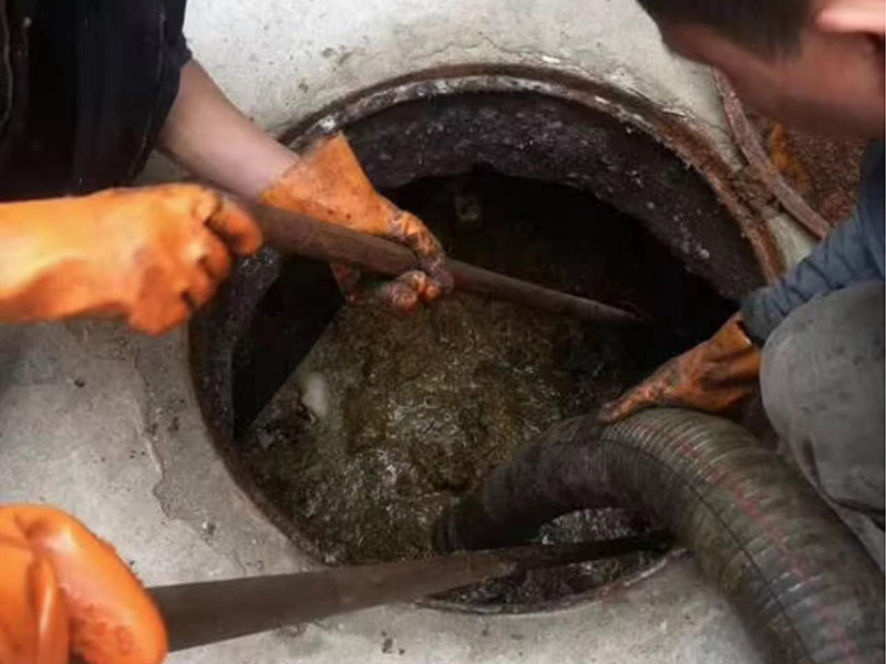 东方华侨农场清理化粪池时如何避免沼气的危害?